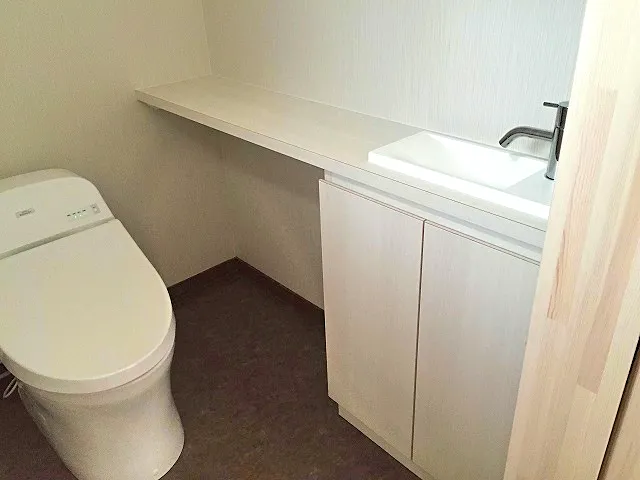 個人邸宅 トイレ洗面カウンター